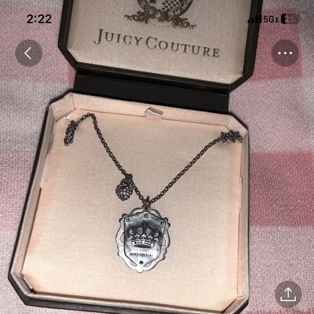 Juicy crest necklace